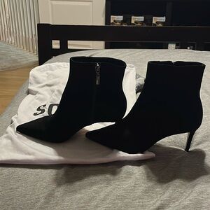 BNWT black suede pointy toe heeled ankle boots with dust bag